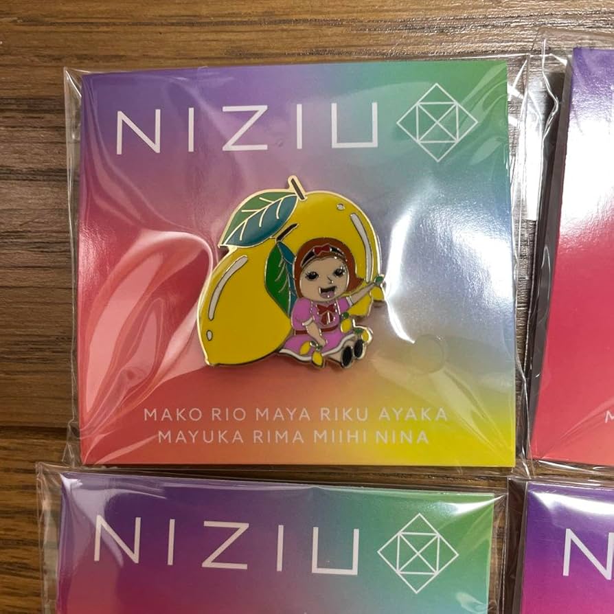 niziU ピンバッチ　全員 ﾗﾝﾀﾞﾑｸﾞﾘｯﾀｰﾋﾟﾝﾊﾞｯﾁ・NiziU | Sony Music Shop・CD・DVD・ﾌﾞﾙｰﾚｲ